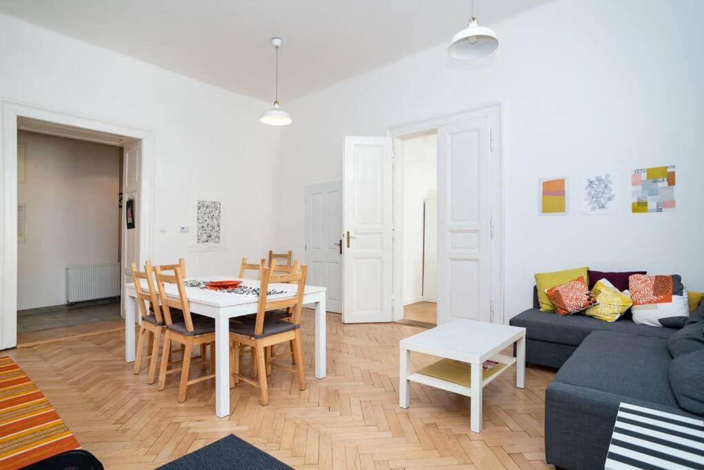Bright, Spacious Apartment In The Historic Centre Praga Esterno foto